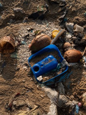 Sri Lanka plajı çöplerle kirlenmiş.