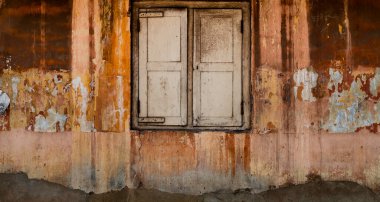 Sri Lanka 'da terk edilmiş bir evi kapatın.