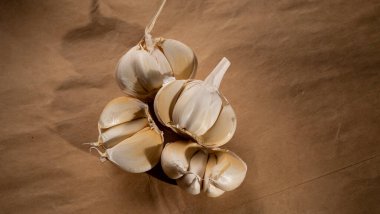 Masadaki taze sarımsağı kapat.