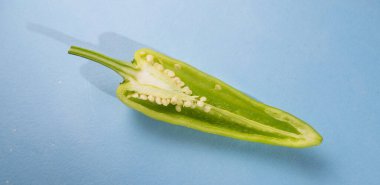 Tabel 'in üzerine taze yeşil biber koy.