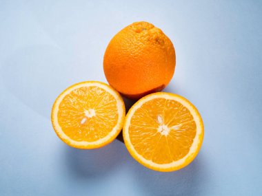 Tablodaki taze portakalı kapat