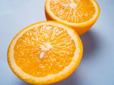 Tablodaki taze portakalı kapat