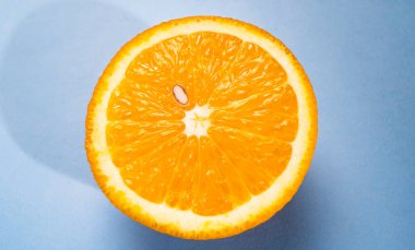 Tablodaki taze portakalı kapat