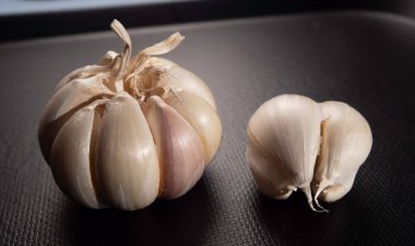 Masadaki taze sarımsağı kapat.