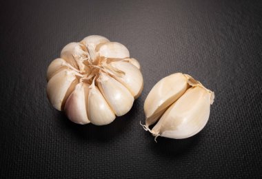 Masadaki taze sarımsağı kapat.