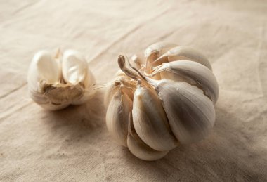 Masadaki taze sarımsağı kapat.