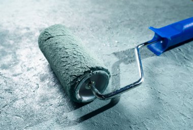 Duvarı boya silindiriyle kapatın.