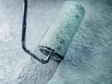 Duvarı boya silindiriyle kapatın.