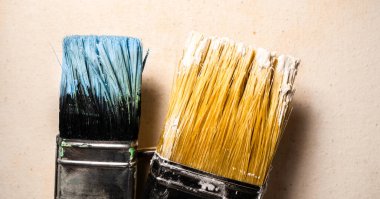 Dokulu duvardaki boya fırçasını kapat