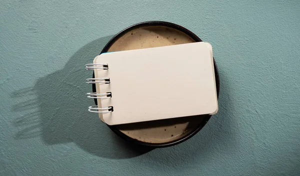 Metnin için boş bir kağıt defterini kapat