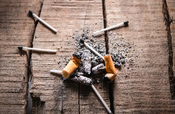 Fechar Pontas Cigarro Descartadas Com Cinzas — Fotografia de Stock