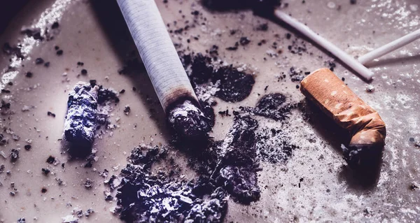Detailní Záběr Vyhozených Cigaretových Nedopalků Popelem — Stock fotografie