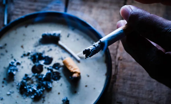 Fechar Pontas Cigarro Descartadas Com Cinzas — Fotografia de Stock