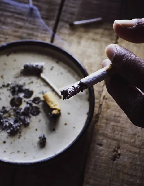 Fechar Pontas Cigarro Descartadas Com Cinzas — Fotografia de Stock