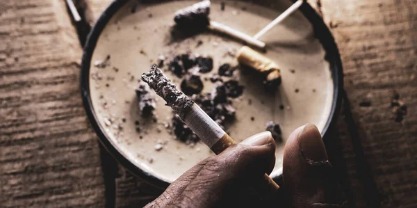 Gros Plan Mégots Cigarettes Jetés Avec Des Cendres — Photo