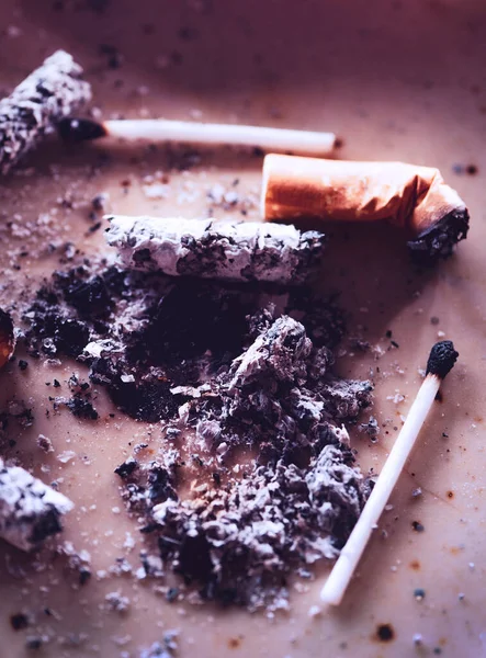 Fechar Pontas Cigarro Descartadas Com Cinzas — Fotografia de Stock