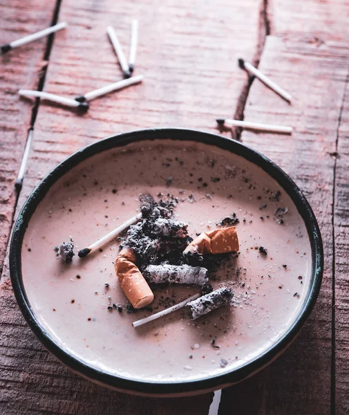 Detailní Záběr Vyhozených Cigaretových Nedopalků Popelem — Stock fotografie