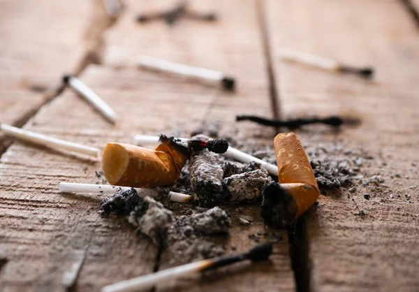 Detailní Záběr Vyhozených Cigaretových Nedopalků Popelem — Stock fotografie