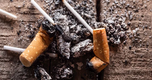 Detailní Záběr Vyhozených Cigaretových Nedopalků Popelem — Stock fotografie