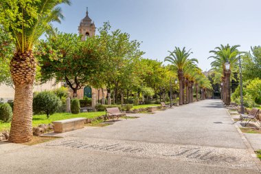 Ragusa Ibla 'daki Giardini Iblei' de yaya yürüyüşü. Güneşli sıcak bir günde palmiye ağaçları...