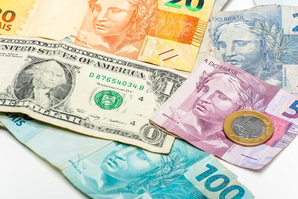 브라질 화폐에 달러짜리 브라질 화폐의 — 스톡 사진