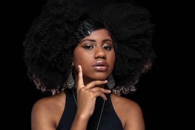KAMERA 'ya yakından bakan siyahi genç foto grafiği, siyah arka planda Afro Brazilia modelatı.