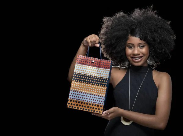 Afro Brazilian Modell Håller Shoppingväska Eller Gåva Isolerad Svart Bakgrund — Stockfoto