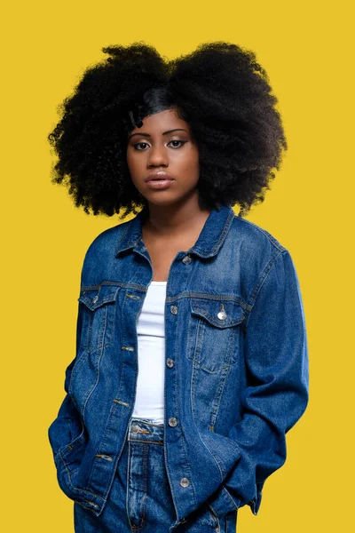 Fotografia Afro Brasileira Modelo Liberdade Para Câmara Jacqueta Vestir Jeans — Fotografia de Stock