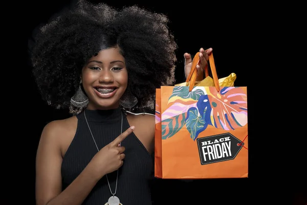 Afro Brazilian Modell Håller Shoppingväska Med Texten Svart Fridy — Stockfoto