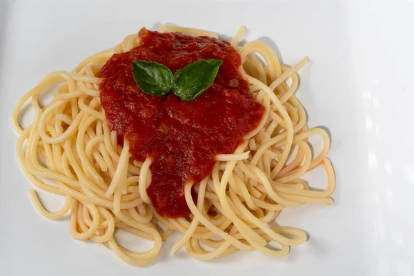 Une Portion Pâtes Spaghetti Sauce Rouge Sur Blanc Argenté Photographié — Photo