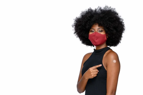 Adolescente Negro Vestindo Máscara Protetora Contra Covid Com Sorriso Rosto — Fotografia de Stock