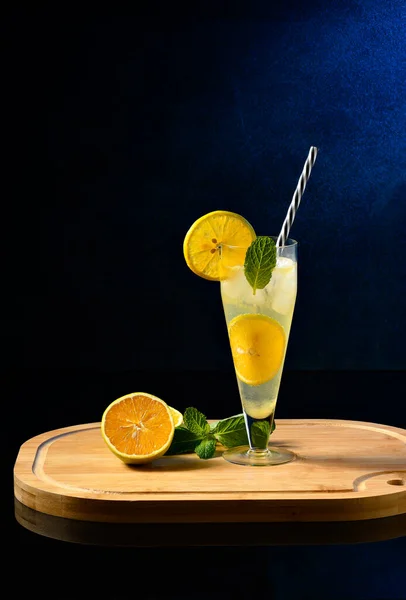 Cóctel Gin Tonic Naranja Bebida Refrescante Sobre Fondo Negro — Foto de Stock
