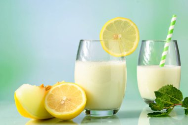  Sütlü kavun suyu ve yansıtıcı yüzeyde Sicilya limonu.