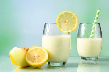  Sütlü kavun suyu ve yansıtıcı yüzeyde Sicilya limonu.