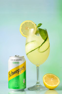 PAULOL- BRAZİL, HAZİRAN, 09, 2021 - BİR SCHWEPPES CITRUS BİR COCKTAİL CLASS