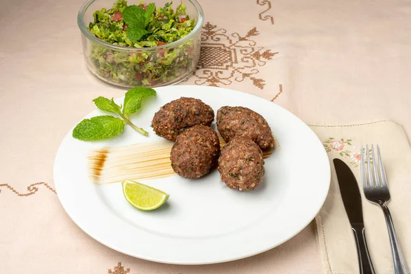 Gebackene Kibbeh Auf Einem Weißen Teller Arabisches Essen — Stockfoto