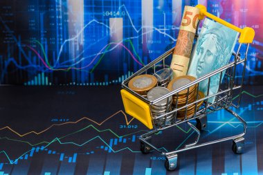 Finansal pazar grafiğinde Brezilya parası dolu alışveriş arabası, enflasyon sembolü, satın alma gücü kaybı