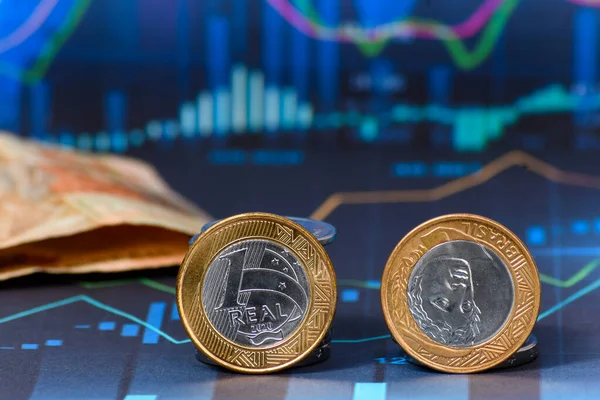 Δύο Βραζιλιάνικα Νομίσματα Μια Γραφική Παράσταση Της Χρηματαγοράς — Φωτογραφία Αρχείου
