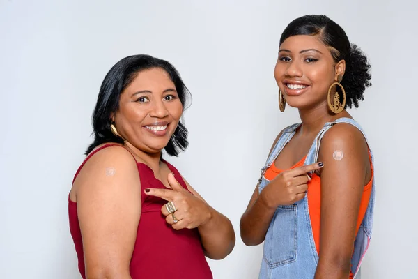 Smiling Mother Daughter Showing Vaccine Sticker Arm — Fotografia de Stock