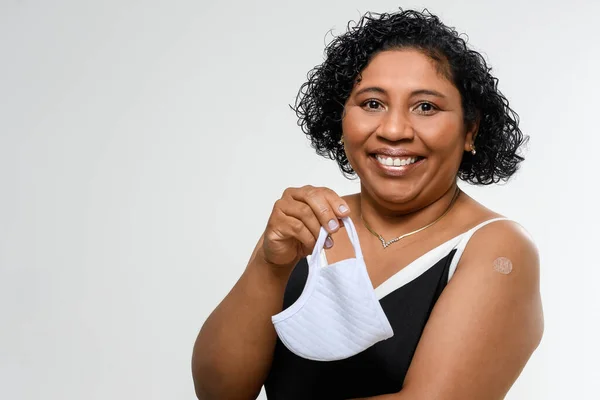 Woman Takes Her Chew Smiles Happily Receiving Vaccine Covid Immunization — ストック写真