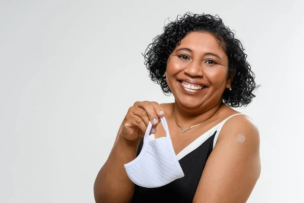 Black Woman Smiling Happily Showing Vaccine Mark Her Arm — Fotografia de Stock
