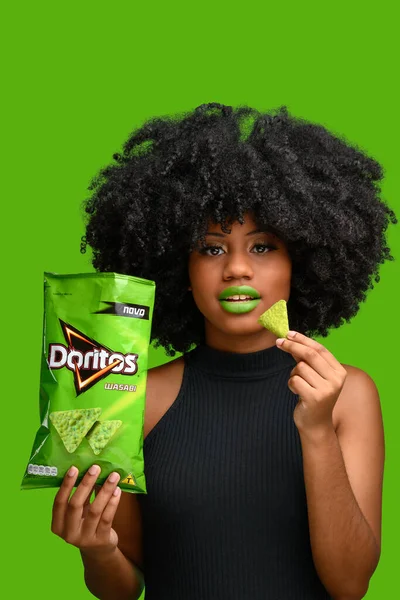 Paulo Brazil July 2021Girl Holding Package Doritos Brand Salt Snacks — Stockfoto