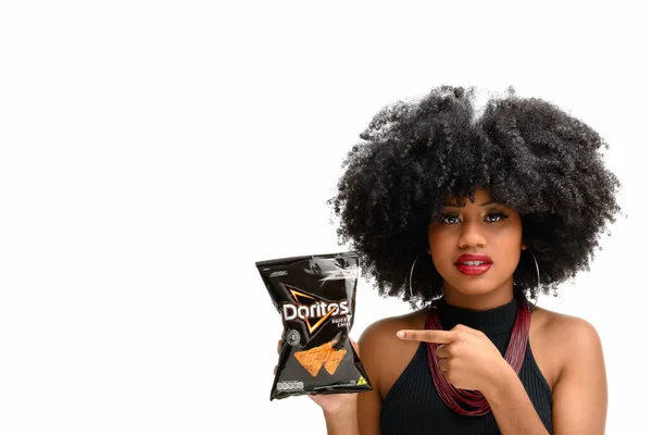 Paulo Brazil July 2021Black Girl Holding Doritos Sweet Chilli Snack — Stockfoto