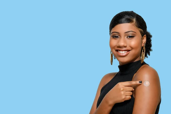 Adolescent Fille Être Heureux Montre Vaccin Marque Sur Son Bras — Photo