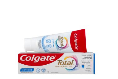 Paulo, Brezilya - 13 Kasım 2025 Colgate Tüpte ve kutuda toplam beyazlatıcı diş macunu, 90 g