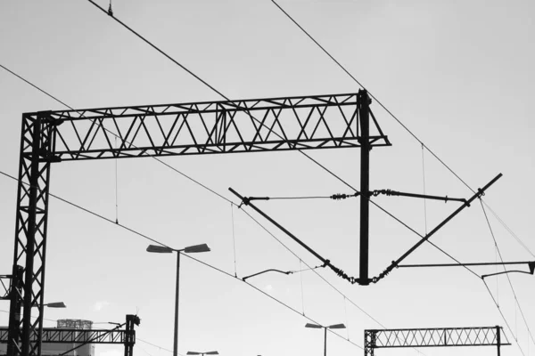 Spoorwegtractie Elektriciteitsmasten Elektriciteitsleidingen Tegen Lucht Hoogspanning Transmissie Zwart Wit Foto — Stockfoto