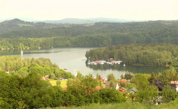 Widok Jezioro Solinskie Polanczyku Zielone Lasy Otaczające Lagunę Solina Zbiornik — Zdjęcie stockowe