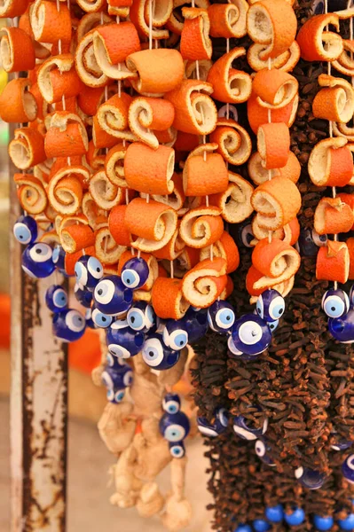 오렌지 껍질과 정향으로 장식물 예언자 나자르 리크의 터키어 — 스톡 사진