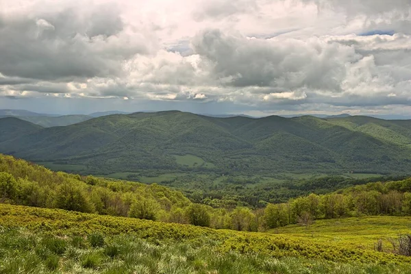 Bieszczady Wiosną Panorama Bieszczad Wiosną Góry Pokryte Lasami Zielone Trawy — Zdjęcie stockowe