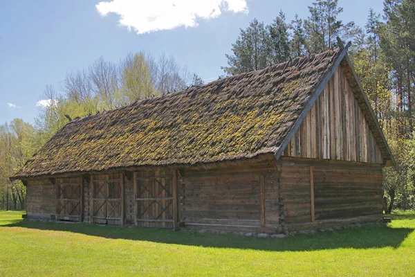 Stara Drewniana Stodoła Strzecha Zarośnięty Mchem Stoi Zielonej Trawie Stare — Zdjęcie stockowe